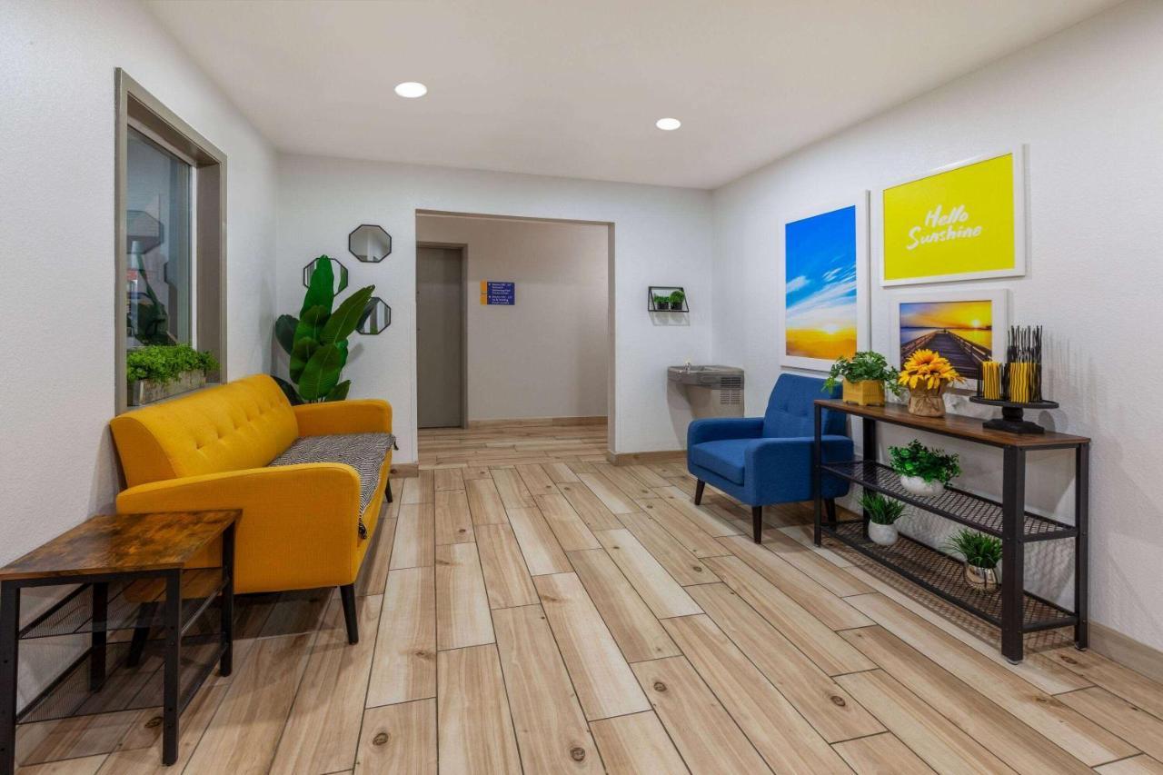 Days Inn By Wyndham Racine/Sturtevant Εξωτερικό φωτογραφία