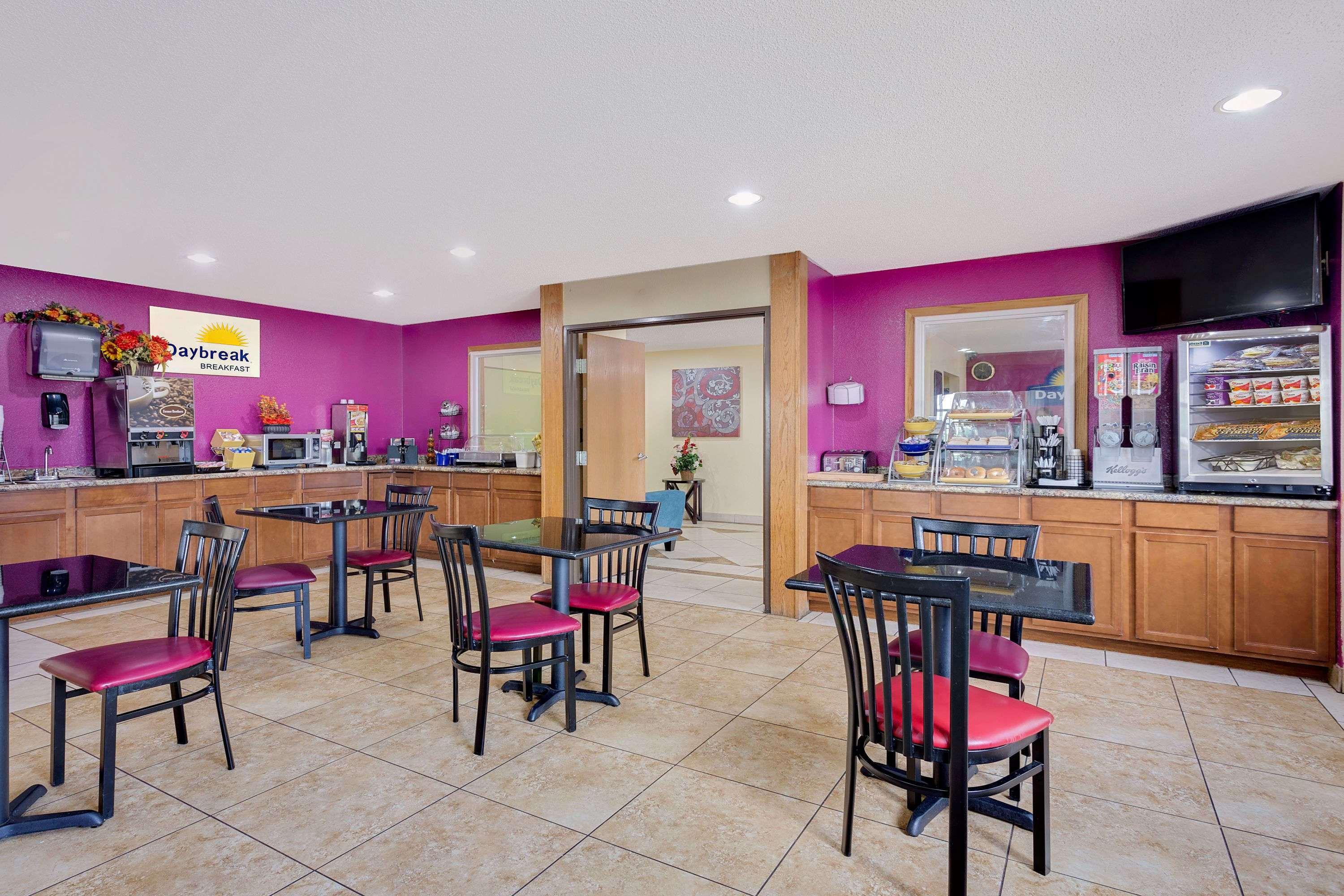Days Inn By Wyndham Racine/Sturtevant Εξωτερικό φωτογραφία